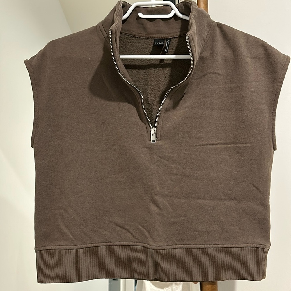 EUC Icone half zip sleeveless sweat top